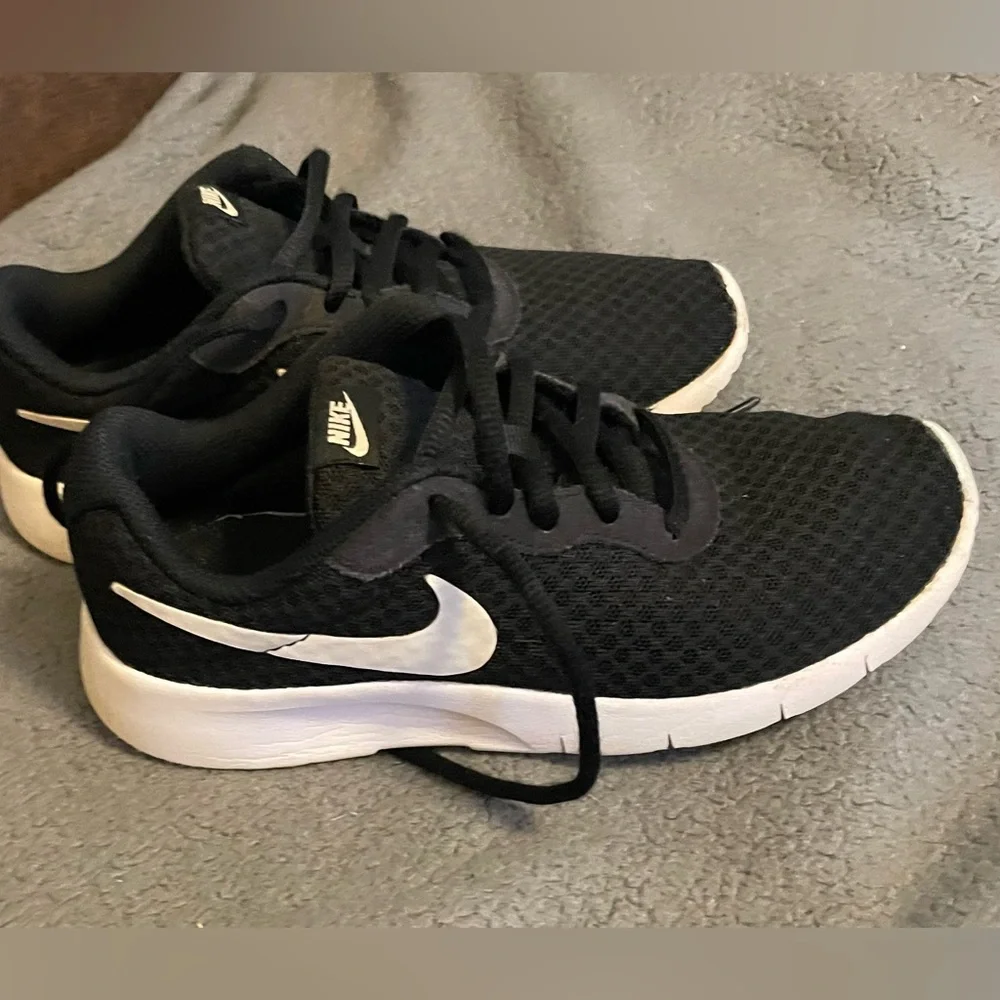 Kids Black Nikes - Picture 1 of 4